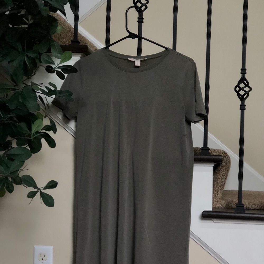 Woman’s green short sleeve mini dress